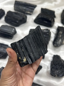 Tourmaline noire naturelle brute de forme irrégulière, cristal de guérison pour le Reiki et le Feng Shui, décoration intérieure et fabrication de bijoux, vente en gros - Product Image 1