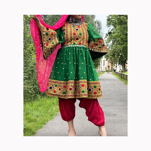 Salwar Kameez en cuir véritable de qualité supérieure, tissu personnalisé, pour femmes tribales Balochi, manches longues richement brodées - Product Image 2