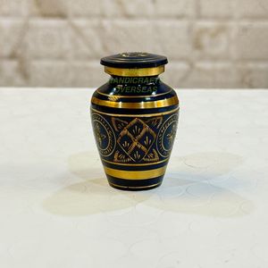 Urnas para adultos de estilo americano, latón con esmalte azul, púrpura y marrón para cenizas funerarias, cremación de flores grabadas en rosa plateada - Product Image 1