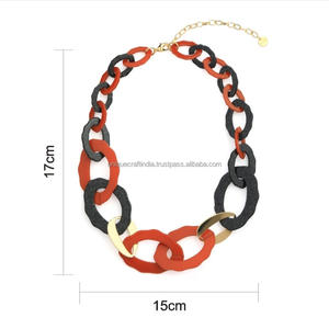 Collar de cadena de eslabones planos de resina minimalista, joyería de declaración ecológica ligera para venta al por mayor - Product Image 2