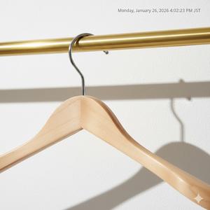 Cintres de luxe écologiques en bois de Schima Superba avec crochet en nickel perlé pour l'affichage de vêtements en boutique - Product Image 5