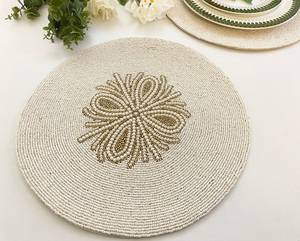 Napperon perlé Chargeur rond fait à la main pour salle à manger de luxe et décor de vacances Pièce unique perlé à la main, napperon, pendaison de crémaillère - Product Image 1