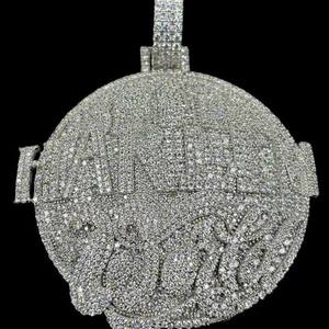 Pendentif médaillon de luxe en moissanite avec motif de silhouette urbaine, style hip-hop, plaqué or blanc - Product Image 3