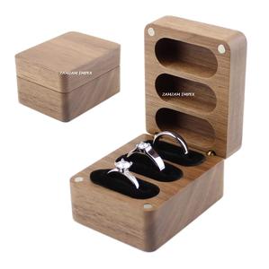 Support pour bagues en bois de manguier peint pour 3 bagues, artisanal, moderne, durable, présentoir et organisateur de bijoux - Product Image 1
