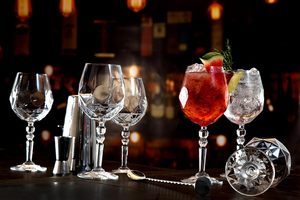 Verres à <span class=keywords><strong>vin</strong></span> ballon personnalisés <span class=keywords><strong>de</strong></span> luxe, verres à <span class=keywords><strong>vin</strong></span> en forme <span class=keywords><strong>de</strong></span> diamant, verres à <span class=keywords><strong>vin</strong></span> gravés, verres à <span class=keywords><strong>vin</strong></span> floraux en relief - Product Image 3