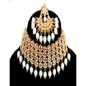 Ensemble de bijoux fins en Kundan blanc avec boucles d'oreilles et Maang Tikka, plaqué or, perles et diamants, en or rose, pour mariage ou fête - Product Image 3