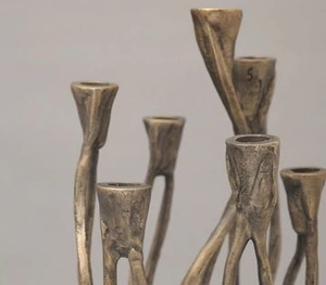 Modern Heritage Candle Stand agrega un encanto acogedor, elegante, cálido y acogedor a los espacios de dormitorio y comedor - Product Image 4