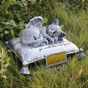 Urne funéraire personnalisable en résine pour cendres <span class=keywords><strong>de</strong></span> chat (En stock aux États-Unis, livraison rapide) - Design Chaton Ange sur Oreiller, Plaque dorée gravable - Product Image 1