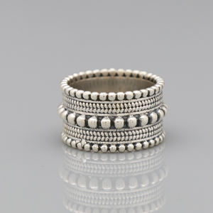 Best Seller Of The Year Anillo de banda lisa de plata esterlina 925 de plata oxidada balinesa natural hecha a mano - Product Image 2