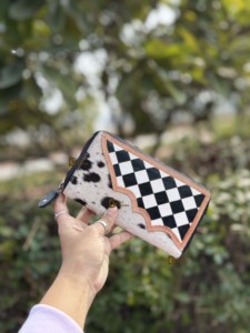 Estuche para Teléfono con Cartera de Cuero Tallado a Mano de Diseño Moderno, Elegante Cartera de Cuero Vacuno con Estampado de Cuadros para Mujer - Product Image 4