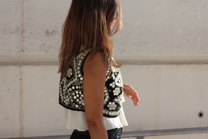 เสื้อแจ็คเก็ตผ้าแคนวาสสีดำแบบสั้น สไตล์วินเทจ เป็นมิตรกับสิ่งแวดล้อม ตกแต่งด้วยลายสามเหลี่ยมสวยงาม และงานปักลายกระจก ด้านหน้าเปิด - Product Image 3