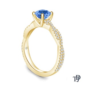 Anillo de compromiso de oro de 14 quilates con zafiro azul engastado en pavé festoneado y patillas trenzadas - Product Image 4