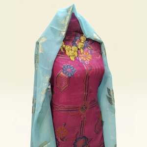 Dirac Fransawi rose magenta avec imprimé floral et châle bleu clair doré, tenue de luxe pour mariage somalien - Product Image 2