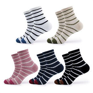 Chaussettes en coton respirantes pour femmes - Motif rayé Design coloré Style tricoté Chaussettes coréennes à usage quotidien - Product Image 1