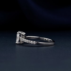 Bague de Fiançailles et de Mariage Classique Personnalisée pour Femme en Or Blanc Massif 14K 18K avec Diamant de Laboratoire Taille Radiant VVS Sertie à Griffes pour Fête - Product Image 4