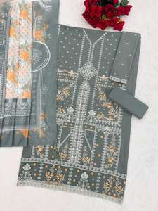 Traje Pakistaní de Algodón Cambray Puro con Bordado de Lentejuelas de 3mm y Trabajo Multihilo con Salwar Kameez Hecho a Mano - Product Image 5