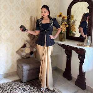 Nouveau Designer Party Wear Français Crape Sequence Chemisier Tube Brodé et Japon Satin Dhoti Avec Fantaisie Travail Blazer Costume Ensemble - Product Image 1