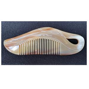 Peine de cuerno hecho a mano con dientes anchos y tacto natural para un fácil desenredado y control de la rotura del cabello a un precio de bolsillo. - Product Image 1