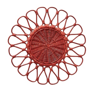 La mejor opción, versátil, tejido a mano, flor roja, mantel de ratán natural, placa de cargador de ratán colorida, tamaño personalizado - Product Image 1