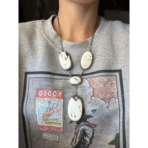Ensemble de bijoux fins en argent sterling et buffle blanc Navajo, comprenant un collier et des boucles d'oreilles - Product Image 2