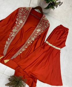 Ensemble Chinon Top Sharara avec broderie lourde et Dupatta imprimé, idéal pour les occasions festives et les mariages - Product Image 3