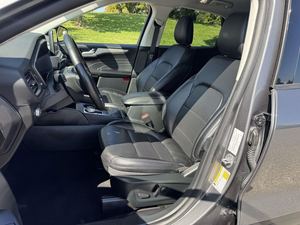 รถเอสยูวีมือสองพรีเมียม ปี 2022 รุ่น ESCAPE HYBRID PLUG-IN SEL FWD ระบบขับเคลื่อนล้อหน้า ใช้เชื้อเพลิงเบนซิน ประหยัดน้ำมัน 41 กม./แกลลอน เครื่องยนต์ 2.5 ลิตร I4 พร้อมระบบนำทาง - Product Image 3