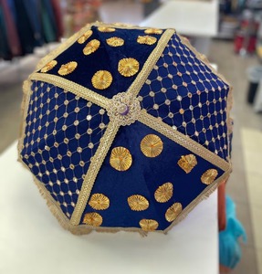 Parapluie décoratif de mariage en velours et brocart pour la décoration de scène Haldi Mehndi Jaggo Decor - Product Image 5