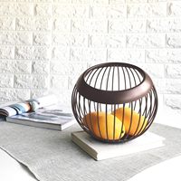 Beau panier rond en fil métallique fabriqué à la main pour la maison et la cuisine