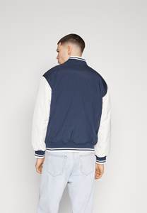 Chaqueta universitaria de lana con logotipo personalizado al por mayor para hombre, chaqueta universitaria de bombardero de béisbol con bolsillos y botones con cierre - Product Image 2