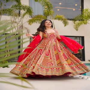 Vestido Anarkali de Seda Organza con Estampado Digital VASTRA COTTAGE, con Amplio Vuelo y Elegante Dupatta de Organza con Borde de Encaje - Product Image 5