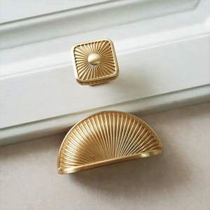 Perilla de Latón Macizo de la Más Alta Calidad, Perilla Decorativa para Puerta Central, Perilla Redonda de Latón para Gabinete y Muebles, para Diseño Interior Clásico - Product Image 3