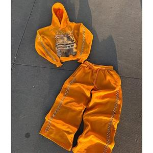 Ensemble de sweat-shirt à capuche personnalisé pour homme, imprimé à l'écran, lavé, avec pantalon de survêtement à jambes évasées, orné de strass, pour l'hiver - Product Image 1