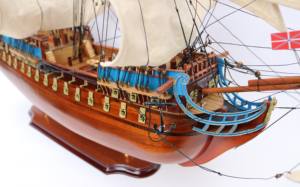 GIA NHIEN Modelo de barco alto de alta calidad Diseño personalizado Estilo náutico Metal pintado Bajo MOQ Aprobado por el fabricante ST. Modelo PAVEL - Product Image 5