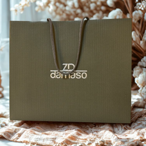 ถุงกระดาษพรีเมี่ยมขนาดใหญ่ที่สง่างามพร้อมการออกแบบที่โดดเด่นอย่างหรูหราสำหรับคอลเลกชันผลิตภัณฑ์ดูแลผิวเครื่องประดับแฟชั่นระดับพรีเมี่ยม - Product Image 1