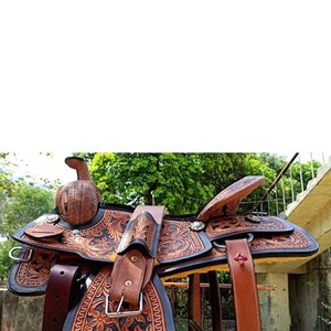 Nouvelle selle de cheval Western haut de gamme en cuir bicolore sculptée à la main avec logo personnalisé, tailles sur mesure et accessoires en acier inoxydable - Product Image 2