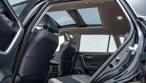 SUV d'occasion propre 2024, conduite à gauche, intérieur foncé, sièges en cuir, boîte manuelle, pneus R18, 5 places, phares au xénon, transmission intégrale, éclairage - Product Image 6