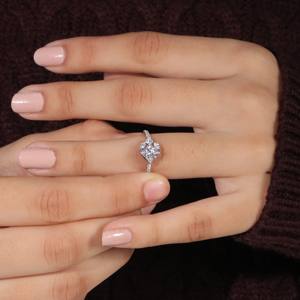 Anillo de compromiso de corte redondo de tres piedras chapado en oro de 14 quilates personalizado de oro sólido cultivado en laboratorio con certificación CVD para boda de mujer - Product Image 1