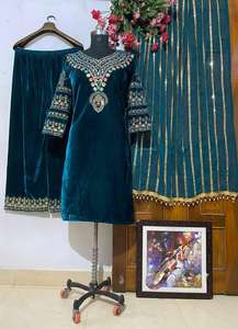 Nuevo Conjunto Formal de 2 Piezas de Kurti y Pantalón de Terciopelo con Patrón de Encaje Bordado para Invierno - Product Image 3