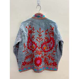 เสื้อแจ็คเก็ตบอมเบอร์กำมะหยี่ปักลายซูซานี แบบสองด้าน งานแฮนด์เมดจากไจปุร์ คอปกแมนดาริน สไตล์ฤดูใบไม้ร่วง สีเทาสเลท ไซส์ - Product Image 2