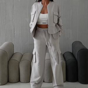 Ensemble de survêtement en coton pour femmes Sweat-shirt beige surdimensionné et pantalon cargo Ensemble de détente de créateur Ensemble deux pièces - Product Image 1