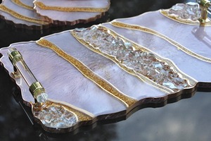 Plateau de luxe en résine rose et or avec accent en cristal Plateau décoratif élégant fait à la main pour les repas de table et les cadeaux - Product Image 3