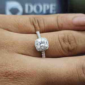 Anillo de Compromiso de Lujo con Moissanita Corte Cojín, Certificado IGI, Engaste Pavé Moderno, Plata de Ley 925, Joyería Exclusiva - Product Image 6
