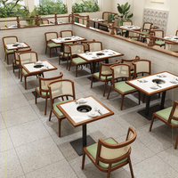 Ensemble de chaises de restaurant de luxe minimalistes avec accoudoirs incurvés rembourrés, structure en bois massif, respectueuses de l'environnement, pour les cafés commerciaux