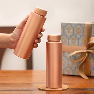 Bouteille en cuivre pur écologique avec un motif floral élégant et une finition laquée durable pour les cadeaux - Product Image 5