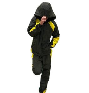 Fabricación de Conjuntos de Chaquetas Cortavientos y Pantalones Deportivos de Nailon de Alta Calidad, Traje Deportivo Cortavientos Holgado y Resistente al Viento para Hombre - Product Image 1