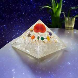 Pirámide de Orgonita con Siete Piedras de Chakra, Esfera de Cornalina, Cuarzo Transparente, Lapislázuli, Hojuelas de Oro, Hecha a Mano, Reiki, Yoga, Sanación Energética - Product Image 1