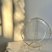 Assiette de présentation ronde en plastique transparent de 13 pouces avec bordure florale dorée, idéale pour les mariages et la restauration