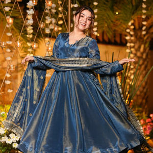 ชุดอนาร์กาลี ผ้าไหมวิชิตราเนื้อหนัก ปักเลื่อม 5 มม. ทรงหลวม เอวธรรมชาติ พร้อมผ้าคลุมไหล่ ลายดอกไม้ สำหรับฤดูใบไม้ร่วง - Product Image 1