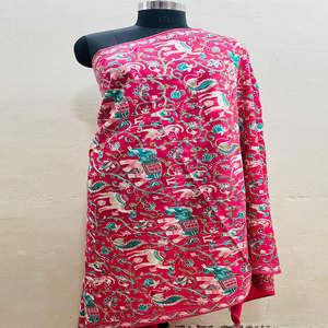 ผ้าคลุมไหล่พัชมีนาคุณภาพดีเยี่ยม งานฝีมือศิลปะจาก KC ENTERPRISES พร้อมรายละเอียดลาย Nalki และ Kalamkari ดั้งเดิม สะท้อนวัฒนธรรมอยู่ในทุกการเคลื่อนไหว - Product Image 3