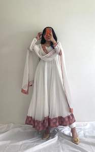 Robe de créateur de couleur Signature exquise en fausse Georgette de luxe avec doublure intérieure sans couture et embellissement en dentelle complexe - Product Image 2